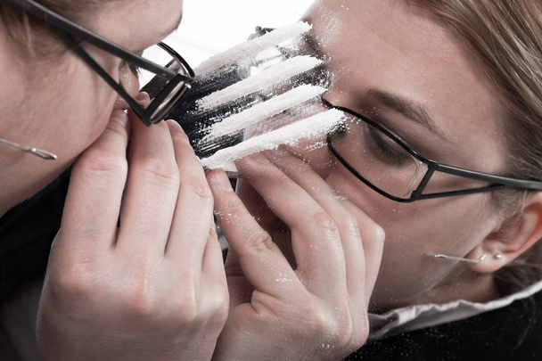Femme d'affaires toxicomane sniffant de la cocaïne
 - Photo, image