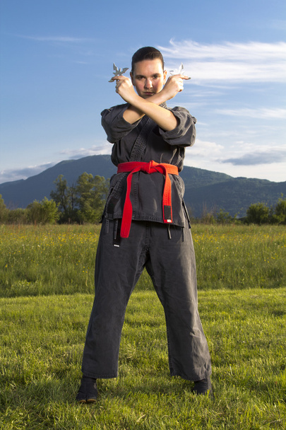 vrouw ninja met shuriken - Foto, afbeelding