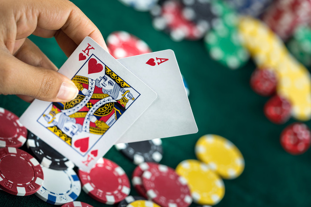 Glücksspiel Hand hält beste Spielkartenserie und Geld-Chips - Foto, Bild