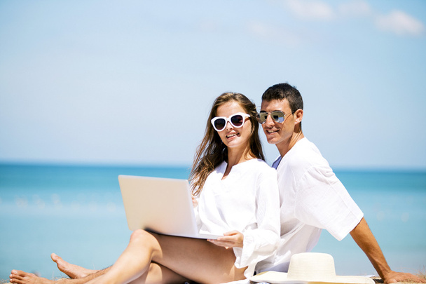 Summer couple using laptop - Photo, Image