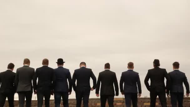 nove uomini in giacca e cravatta divertirsi
 - Filmati, video