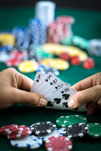 Jogo Mão Segurando Melhor Jogo Card Series e Dinheiro Chips
 - Foto, Imagem