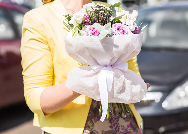 женская рука держит букет цветов
 - Фото, изображение