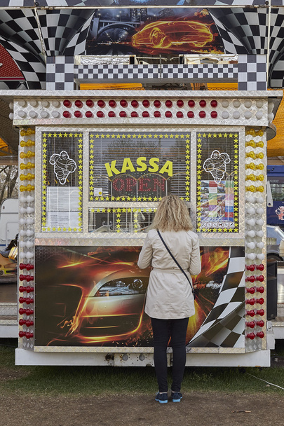 Karussellpark in Riga, Lettland. 16. April 2016. Mutter bezahlt den Familieneinkauf an der Kasse mit Karte. Mutter zahlt für Kinderspaß. Geld für Kinderkarussell. - Foto, Bild