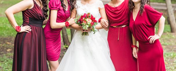 Bruid met de bruidsmeisjes buiten op de huwelijksdag - Foto, afbeelding