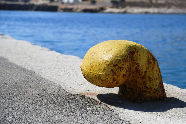 Gele bolder in harbor - Foto, afbeelding