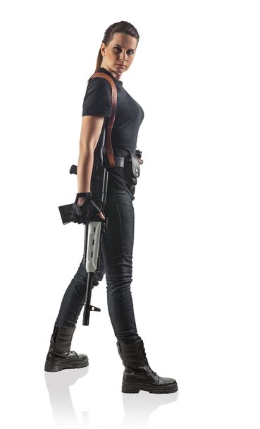 Vrouw-politieagent houdt Kalashnikov. Geïsoleerd op wit. - Foto, afbeelding
