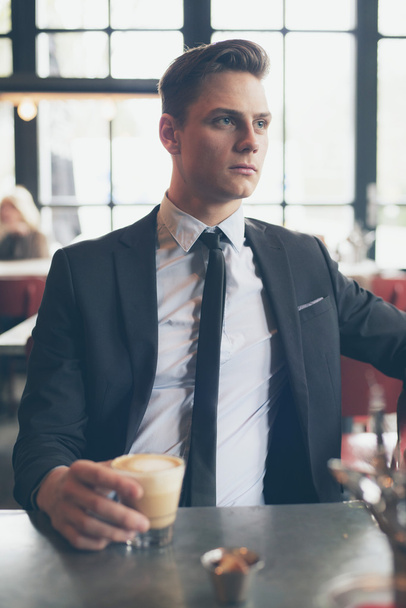 Homme d'affaires seul prenant un café
  - Photo, image