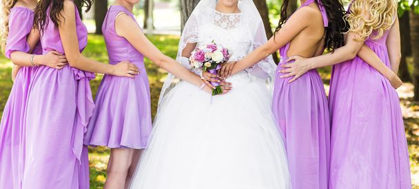 Bruid met de bruidsmeisjes buiten op de huwelijksdag - Foto, afbeelding