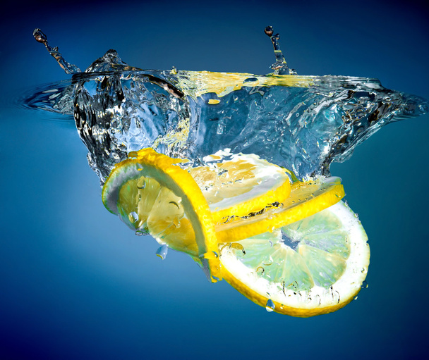 Lemon into water - Zdjęcie, obraz