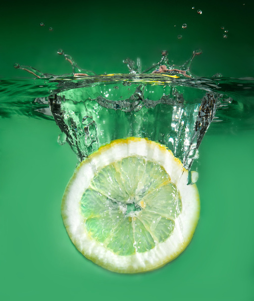 Lemon into water - Φωτογραφία, εικόνα