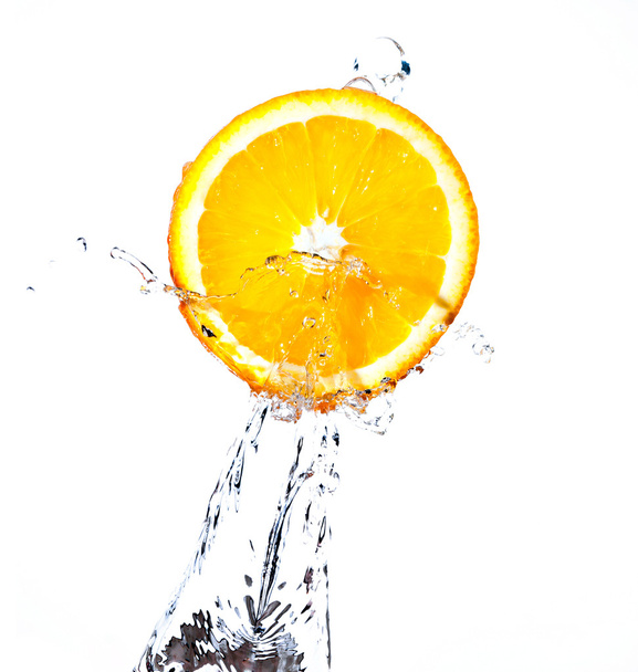 Orange in water - Foto, afbeelding