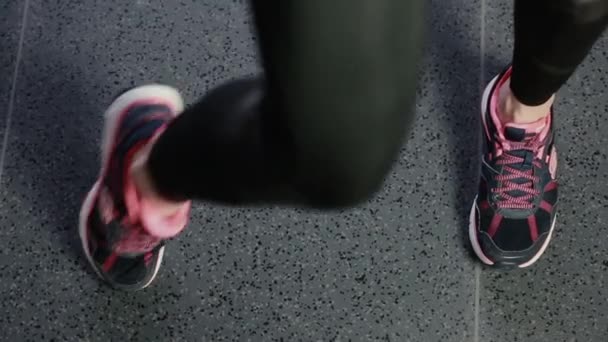 Dziewczyna zginanie nóg na siłowni - Materiał filmowy, wideo