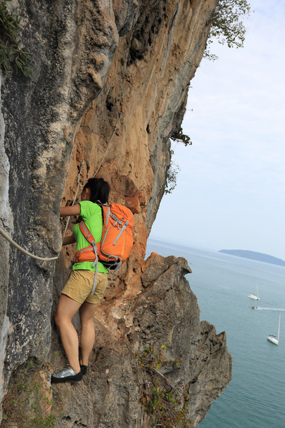 mujer escalador de roca en roca
 - Foto, imagen