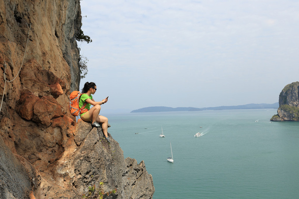 vrouw klimmer met smartphone - Foto, afbeelding