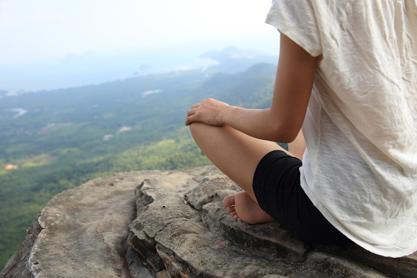 donna di yoga alla montagna
  - Foto, immagini