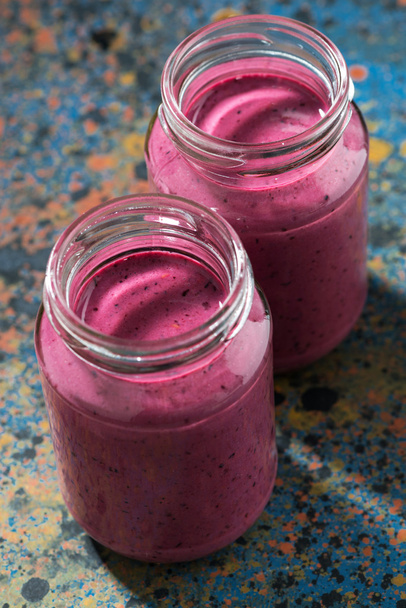 berry smoothie in bottles, top view - Foto, Bild