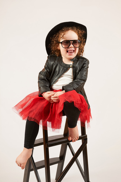 Kis lány divat modell fekete kalap - Fotó, kép