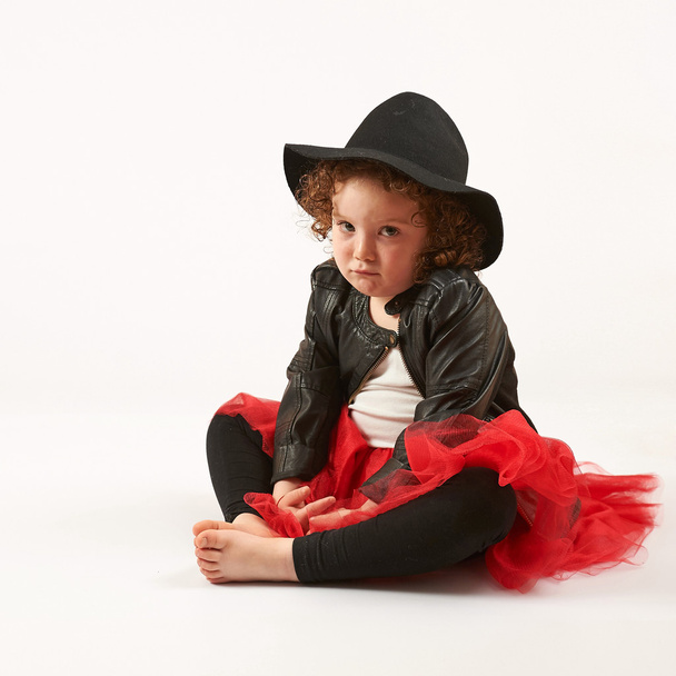 Modelo de moda de niña con sombrero negro
 - Foto, imagen