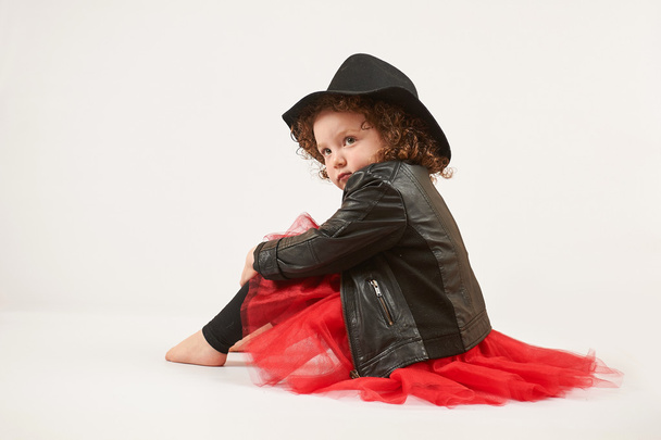 Modelo de moda menina com chapéu preto
 - Foto, Imagem