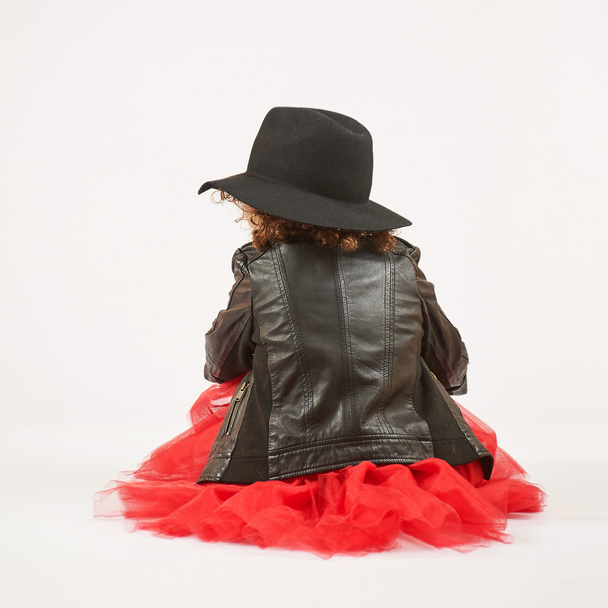 Malá dívka modelka s černým kloboukem - Fotografie, Obrázek