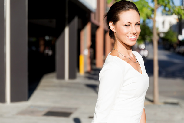 Muotokuva liiketoiminnan nainen hymyilee ulkona - Valokuva, kuva