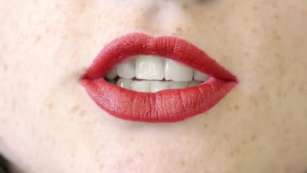 Close Up van vrouw lippen zingen een lied - Video