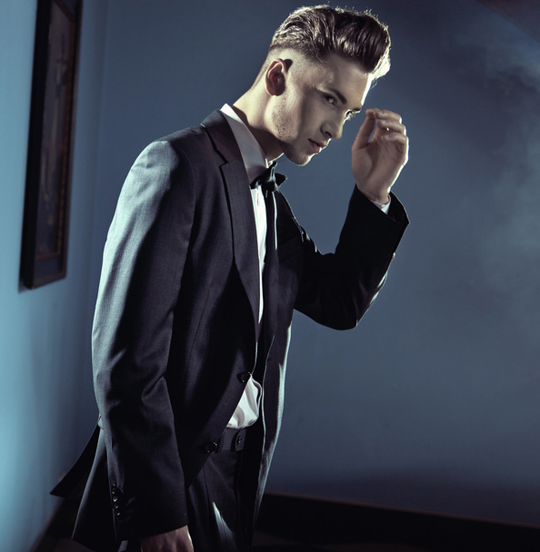 Handsome man wearing suit - Fotografie, Obrázek