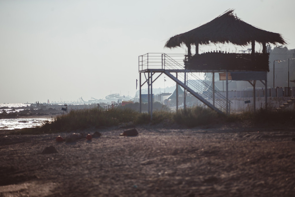 A torre do salva-vidas na praia
 - Foto, Imagem