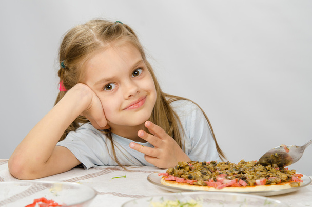 Pizza hazırlama hakkında bekleyen masada oturan küçük altı yaşındaki kız - Fotoğraf, Görsel