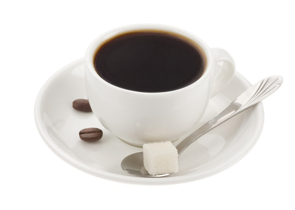 šálek kávy a fazolí izolovaných na bílém - Fotografie, Obrázek