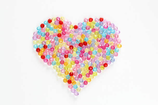 Kolorowe koraliki w kształcie serca na tle - Zdjęcie, obraz