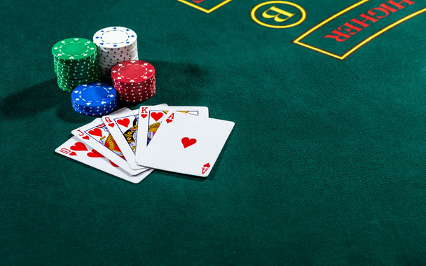 Jogo de póquer. Fichas e cartões
 - Foto, Imagem