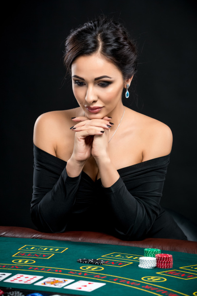 Seksikäs nainen pokerikortteja ja pelimerkkejä
 - Valokuva, kuva