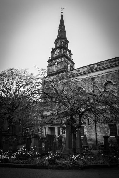 木と暗い教会の墓地 - 写真・画像