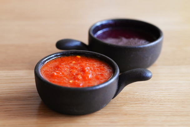 dos salsas en tazas
 - Foto, imagen