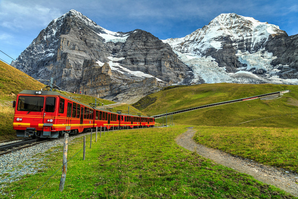 Elektrische toeristische trein en Eiger North face, Berner Oberland, Zwitserland - Foto, afbeelding