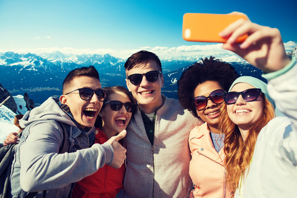 smiling friends taking selfie with smartphone - Foto, imagen