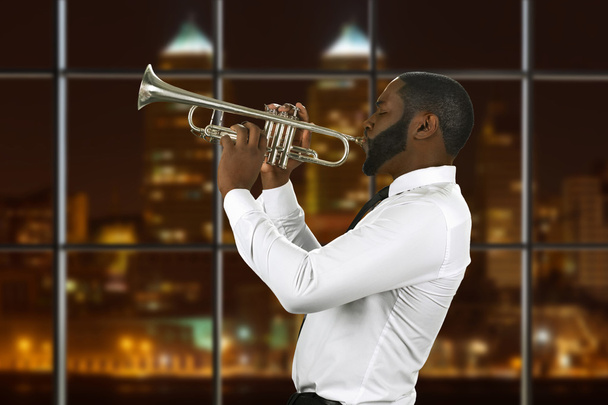 Afro trompetista tocando música
. - Foto, imagen