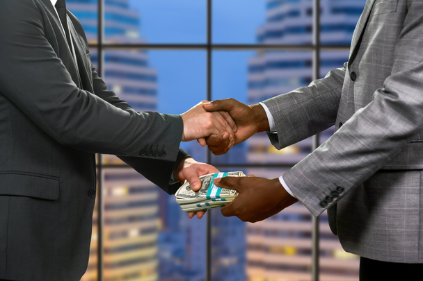 Business handshake e trasferimento di denaro
. - Foto, immagini