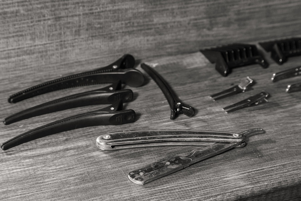 Työkalut kampaajat. Barber Työkalut puinen tausta
 - Valokuva, kuva