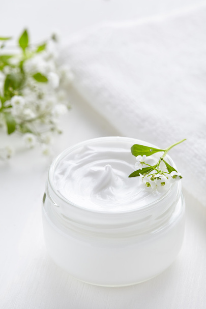medizinische pflanzliche kosmetische Creme mit Blumen hygienisches Pflegeprodukt - Foto, Bild