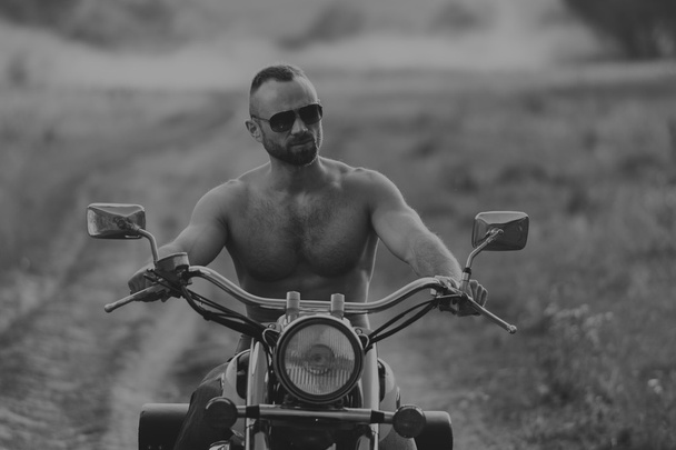 Jó izmos srác egy motorkerékpár - Fotó, kép