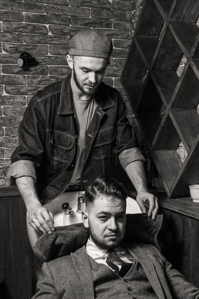 Barbearia cabeça de limpeza. A limpar barbeiros. Barbeiro a lavar a cabeça cliente. Cabeleireiros lavar a cabeça para o cliente
. - Foto, Imagem