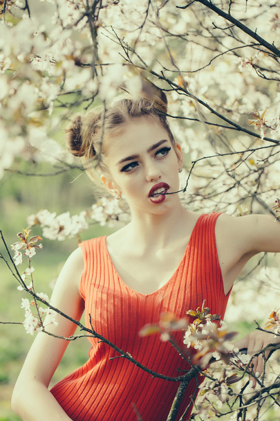Pretty girl in blossom - Zdjęcie, obraz