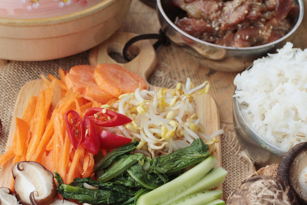 Fazendo Bibimbap comida coreana deliciosa
 - Foto, Imagem