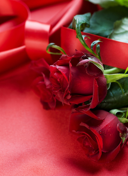 Red Roses bouquet over silk background - Foto, Bild