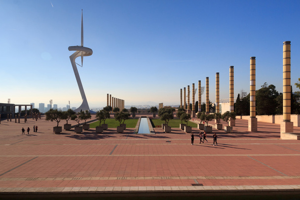 バルセロナ オリンピック公園 (Anella カタルーニャ) とモンジュイック通信塔 - 写真・画像