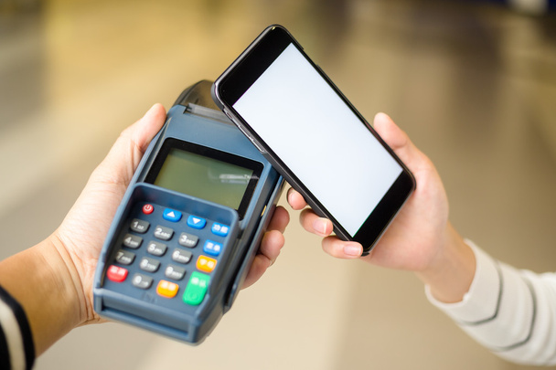Frau benutzt Handy zum Bezahlen der Rechnung - Foto, Bild