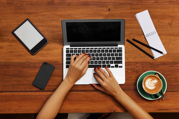 Tecnología informática. Mujer freelancer escribiendo, trabajando en el Café
.  - Foto, Imagen
